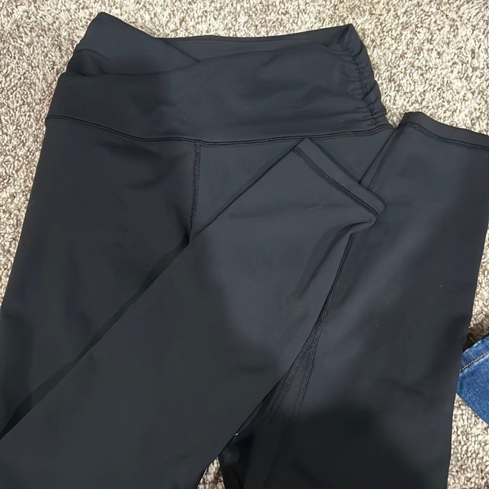 Black v leggings